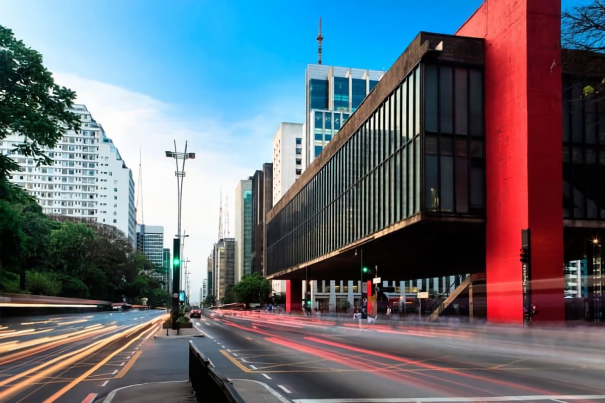 Trem metropolitano em uma estação de São Paulo