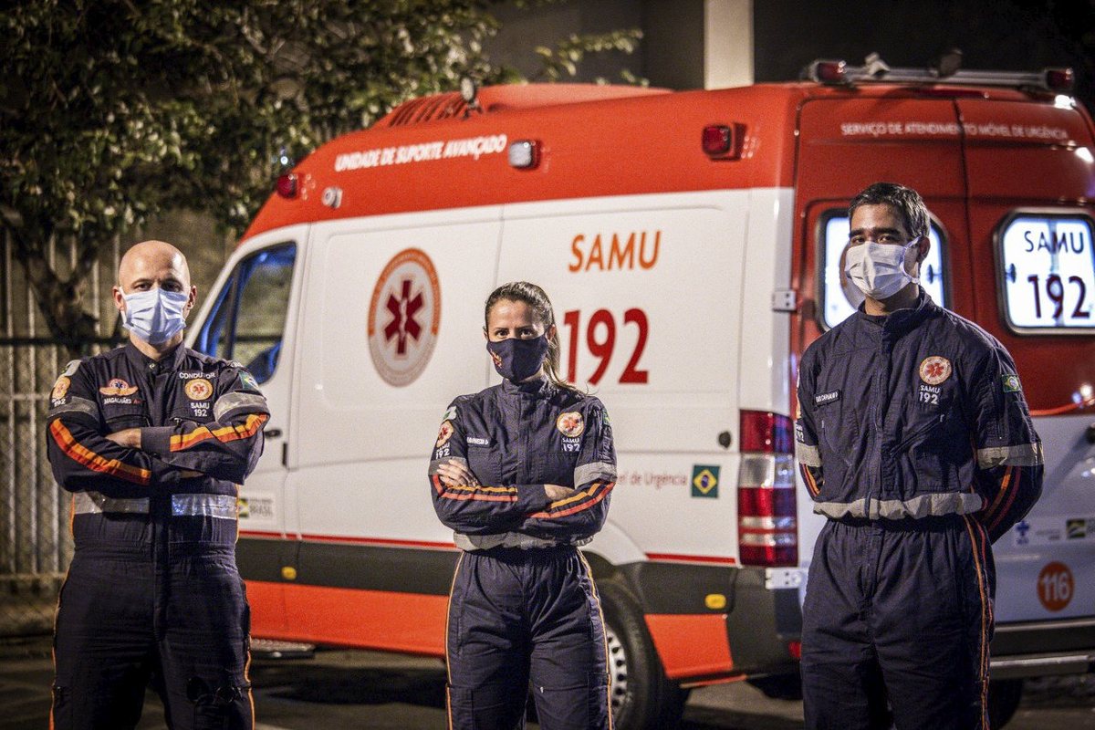 Equipe do SAMU 192 ao lado de uma ambulância